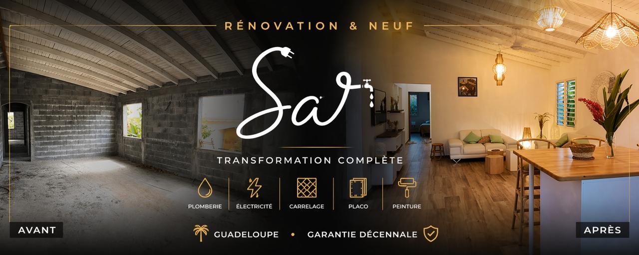 Maison en parpaings bruts avant travaux, puis après : pièce de vie finie avec sol bois, murs peints, éclairage et cuisine ouverte.